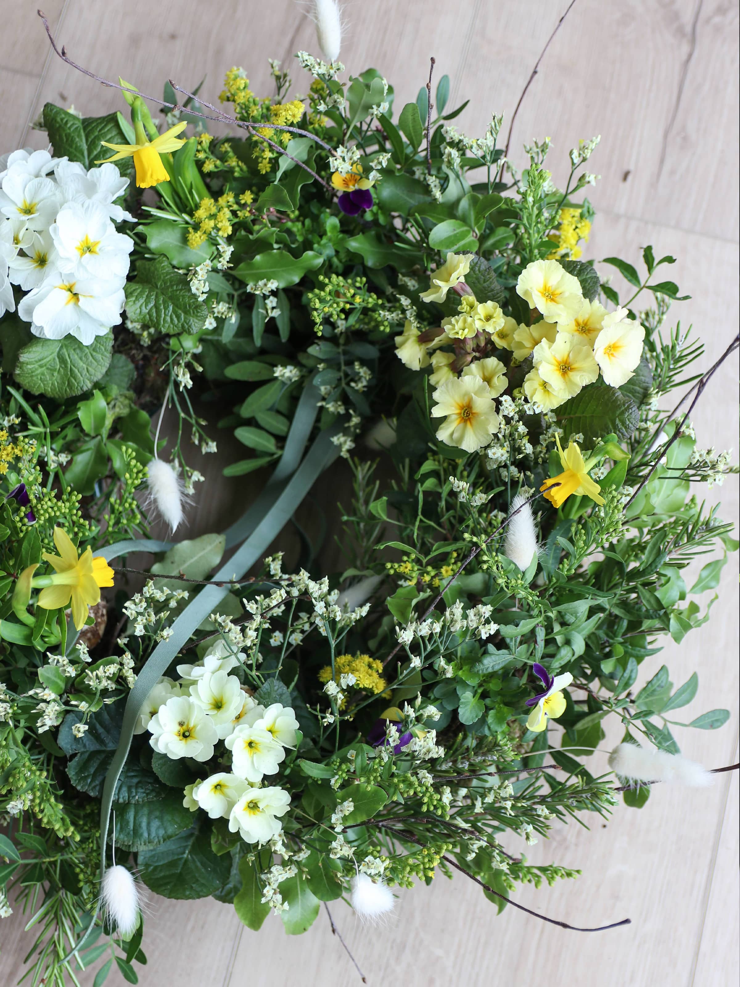 16" Yellow & White Spring Wreath